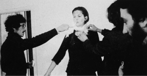 מרינה אברמוביץ Rhythm 0, 1974 – קל לגזור מן התמונה את האברים המתעללים המרחפים.